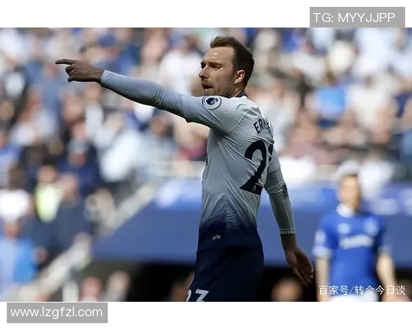 足球球星儿子现场爆笑表情引全场笑声 父子互动萌态十足